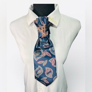 Stylish Blue Patterned Necktie with Red/Gold Fashion Brooch